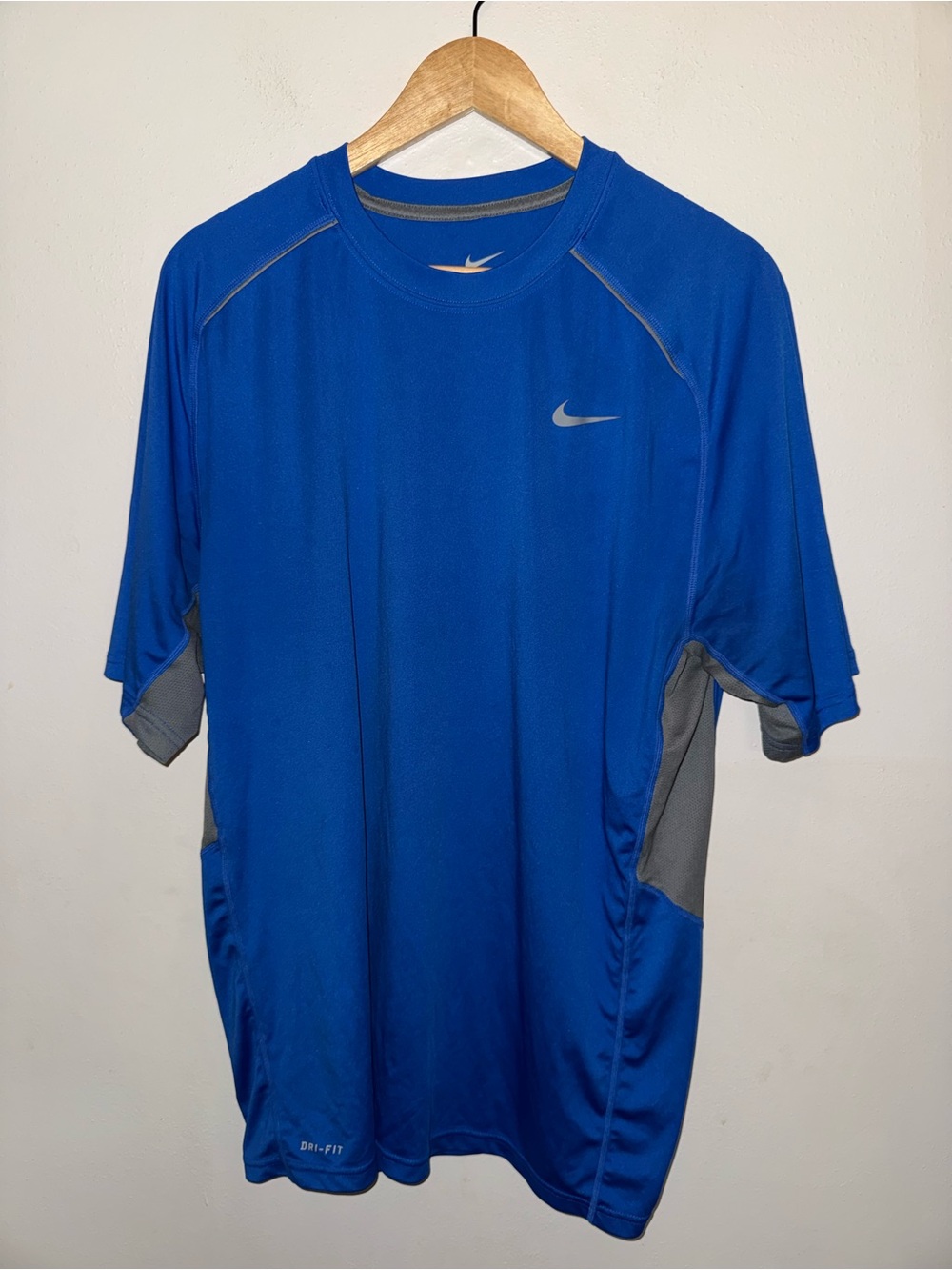 Nike Dri-FIT Athletic T-shirt with Gray Panels Men’s Size Extra Large